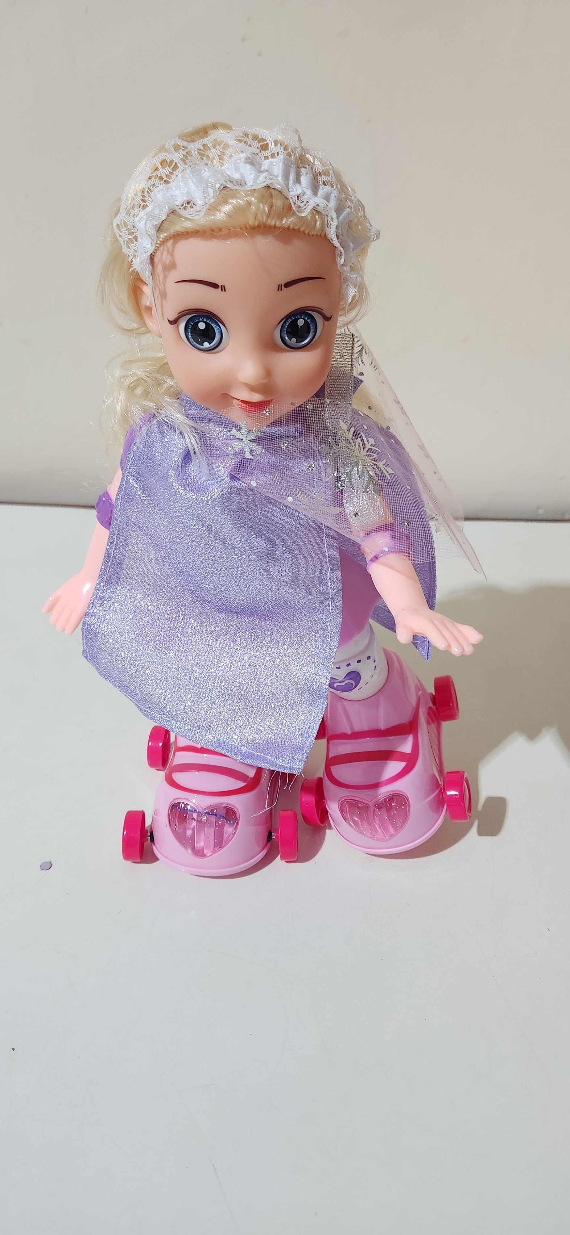 Boneca Patinadora Meninas Que Anda Canta Princesa De Capa
