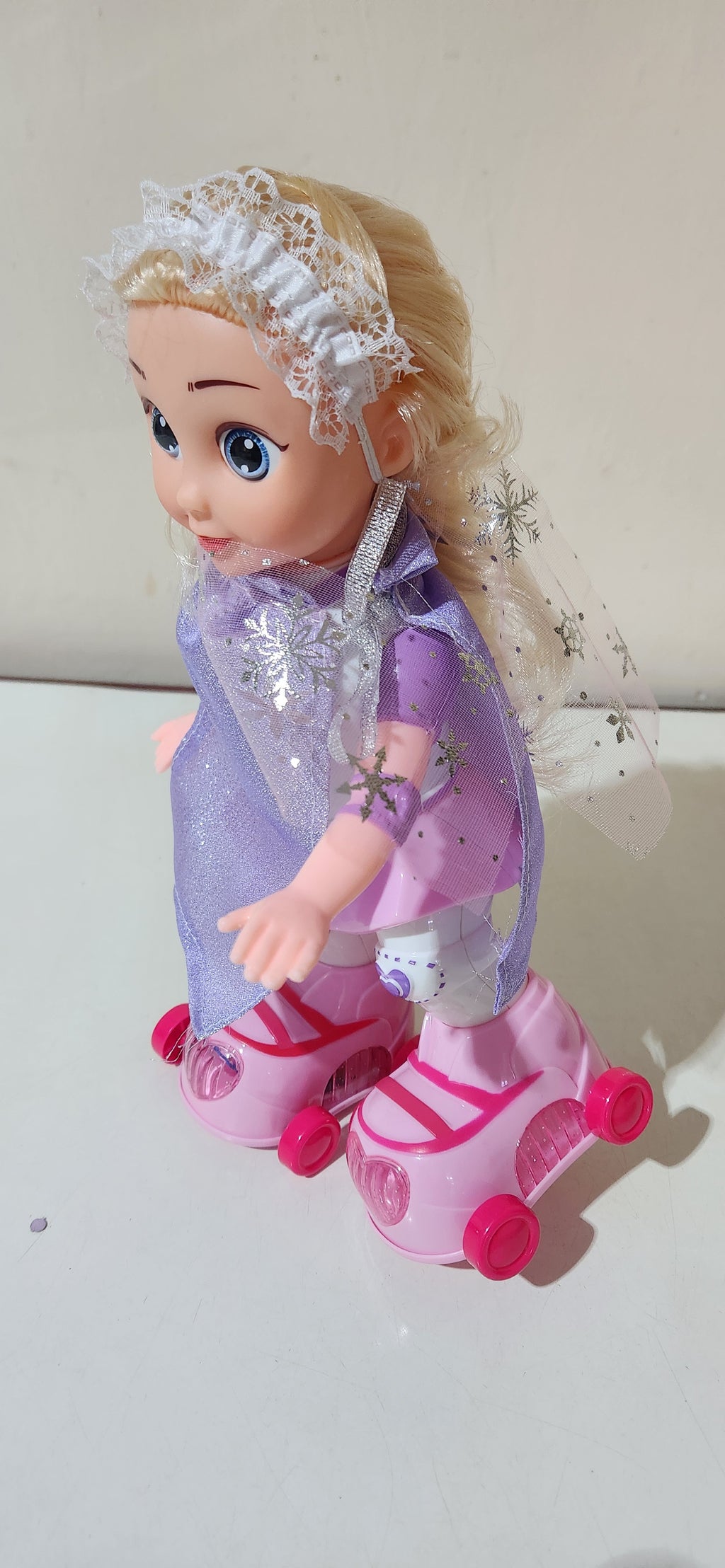 Boneca Patinadora Meninas Que Anda Canta Princesa De Capa