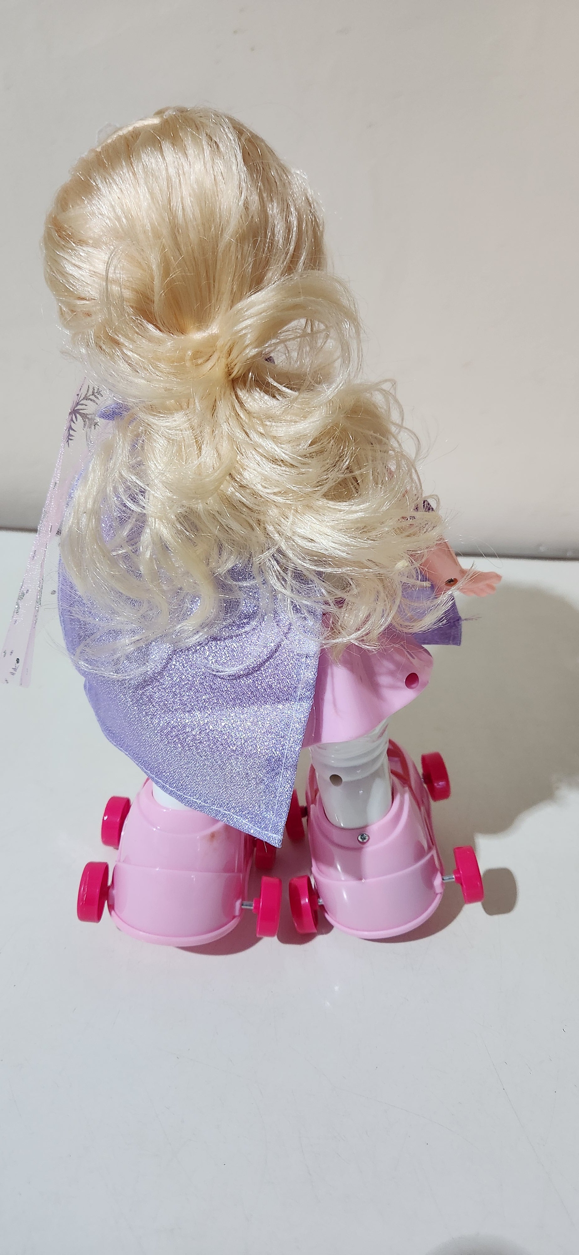 Boneca Patinadora Meninas Que Anda Canta Princesa De Capa