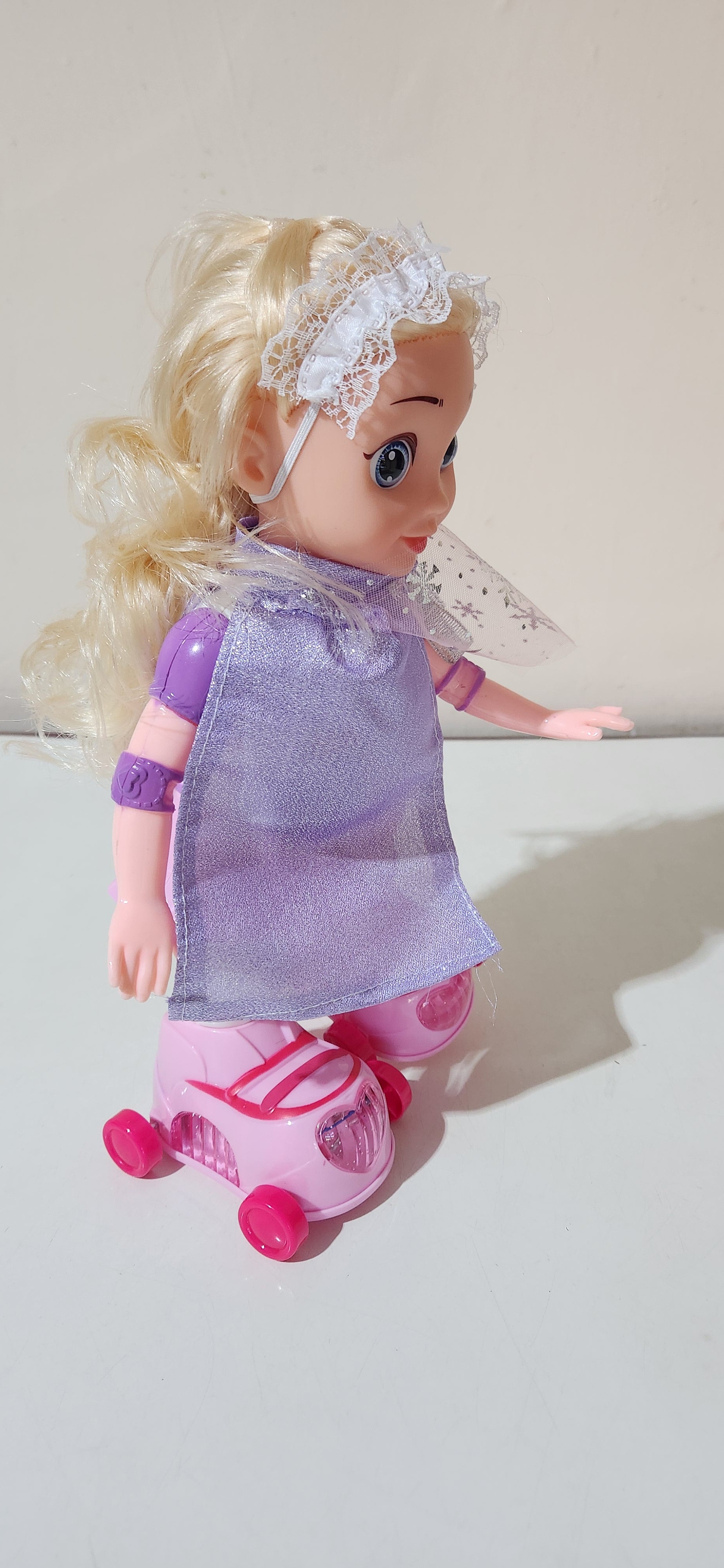 Boneca Patinadora Meninas Que Anda Canta Princesa De Capa